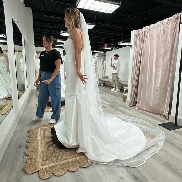 UNALTERED, NEW wedding dress! Purchased from Aisle on Veil on 6/8 off the rack. - Picture 3 of 5